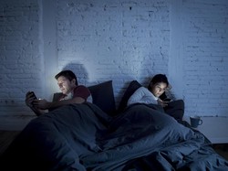 Sengaja Nunggu Ketiduran Sambil Scroll Medsos? Hati-hati BB Naik