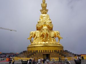 Foto: Patung Buddha Emas Raksasa di China