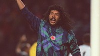 Rene Higuita melakukan banyak perubahan pada wajahnya. Dia menanam silikon pada dagu, memperbaiki kelopak mata, permukaan kulit wajah, sedot lemak dan beberapa perbaikan lainnya. (Mark Thompson/ALLSPORT)
