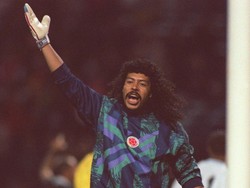Rene Higuita melakukan banyak perubahan pada wajahnya. Dia menanam silikon pada dagu, memperbaiki kelopak mata, permukaan kulit wajah, sedot lemak dan beberapa perbaikan lainnya. (Mark Thompson/ALLSPORT)