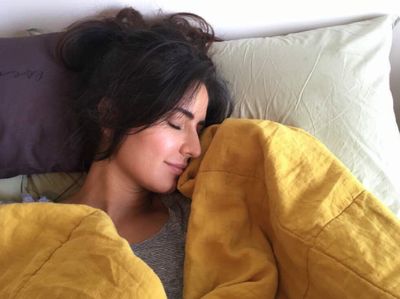 Pesohor Blasteran Inggris-India Ini Suka Polos di Instagram