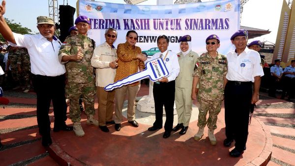 Sinar Mas Serahkan Bantuan Mobil Operasional Kepada UGM