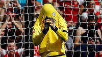 Dalam adu penalti ini, dua penendang Chelsea gagal. Thibaut Courtois gagal setelah tembakannya melambung. Foto: Darren Staples/Reuters