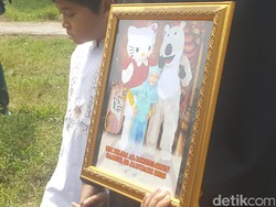 Dekap Foto Ramiza, Ibu Bocah Digigit Pitbull Masih Syok