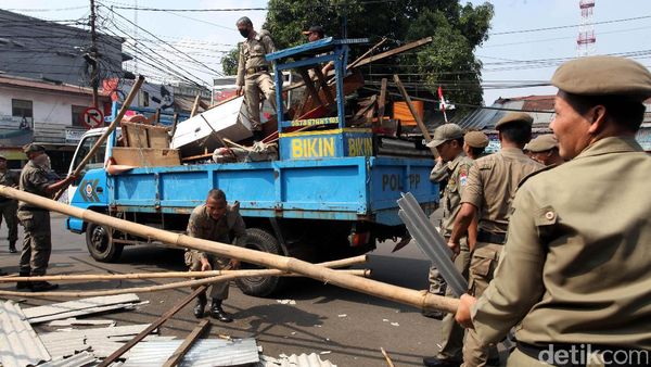 Foto: Puluhan PKL di Pondok Labu Dibongkar