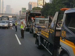 Ada Kecelakaan Bus, Tol Kuningan Arah Cawang Macet