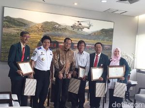 Tolong Penumpang yang Sakit di Pesawat, 4 Dokter Terima Penghargaan