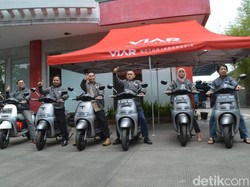 Motor Listrik Pertama di Indonesia Dikirim ke Tangan Konsumen