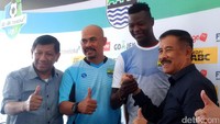 Ezechiel didatangkan Persib dengan status bebas transfer.