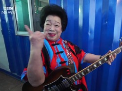 Nenek 81 Tahun Ini Jadi Bintang Rocker yang Jago Main Gitar