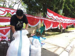 Agustusan, Pedagang Bubur di Aceh Tenggak Untung dari Jualan Bendera