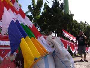 Nyambi Jualan Bendera, Tukang Bubur Ini Raup Omzet Rp 5 Juta/Hari