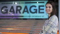 Kegemaran Zhukova pada barang seni disalurkan dengan mendirikan Garage Museum of Contemporary Art dan Garage Magazine.  (Foto: Instagram)