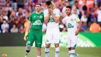 Tiga pemain Chapecoense yang selamat dari tragedi itu pun hadir. Suasana haru terasa saat Jakson Follman (kiri), Neto (tengah), dan Alan Ruschel (kanan) mendapat sambutan hangat dari publik Camp Nou. Foto: Alex Caparros/Getty Images