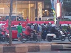 Sekelompok Orang Hadang Angkutan Online di Depan Mal Cirebon