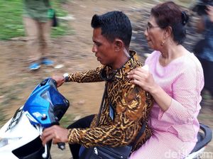 Foto : Dibonceng Motor dan Pakai Sandal Jepit, Susi Blusukan ke Desa Nelayan