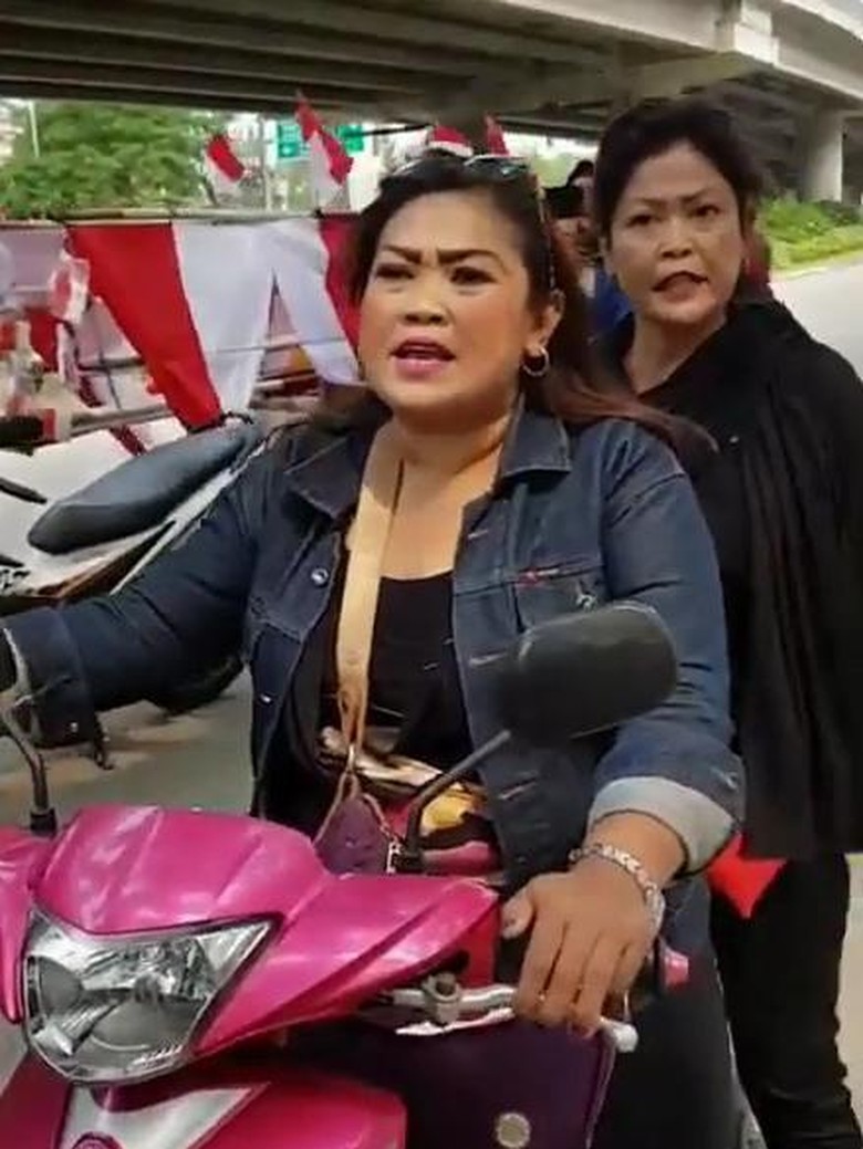 The Power Of Emak Emak Viral Video Adu Mulut Pemotor Dan Pemobil