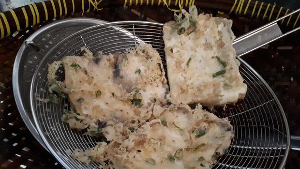 Menggoreng tempe mendoan