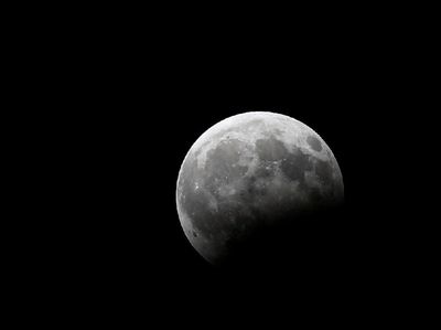 Potret Cantiknya Gerhana Bulan Sebagian di Berbagai Belahan Dunia