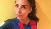 Seperti layaknya orang Spanyol, Duro juga menggemari sepakbola. Perempuan berambut coklat itu merupakan pendukung Barcelona. Foto: instagram @andreaduro