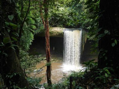 Foto: Patung Bunda Maria di Balik Air Terjun Kalimantan