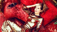 Sebagai pecinta seni dan pemimpin redaksi majalah fashion, Zhukova juga piawai berpose di depan kamera. Ini bukti dia pernah menjadi model foto. (Foto: Instagram)