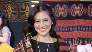 Foto: Senyum Sumringah Dian Sastrowardoyo Pakai Kain Tenun Ikat Sumba