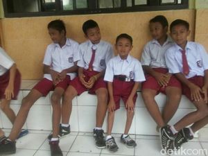 Berseragam Laki-laki, Ini Penampilan Jossy Bocah Tanpa Alat Kelamin Berseragam Laki-laki, Ini Penampilan Jossy Bocah Tanpa Alat Kelamin