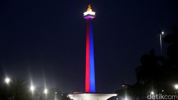 Foto: Monas Malam ini Berhiaskan Sorot Lampu Khas ASEAN