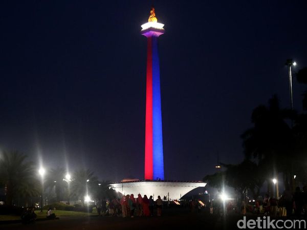 Foto: Monas Malam ini Berhiaskan Sorot Lampu Khas ASEAN
