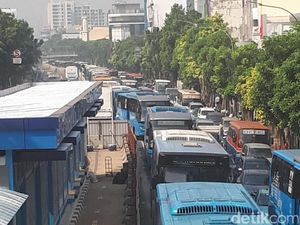 Stuck, Begini Penampakan Macet Mampang-Kuningan yang Makin Parah
