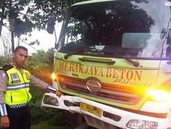 Sopir Ngantuk, Truk Molen Naik Taman Hingga Tabrak Traffic Light