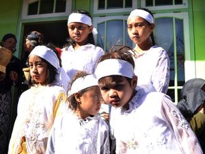 Anak Gimbal Minta Sapi dan Tablet di Ritual Potong Rambut
