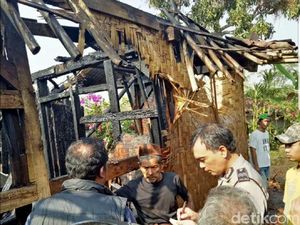 Warga Kampung Selaawi Ini Patungan Bangun Rumah untuk Kakek Miskin