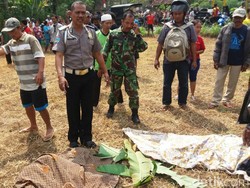 Boncengan Tiga, Satu Keluarga Tewas Tertabrak KA Sritanjung