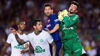 Pertandingan sendiri berjalan cukup timpang. Barca menciptakan banyak peluang yang membahayakan gawang Chapecoense. Foto: Alex Caparros/Getty Images