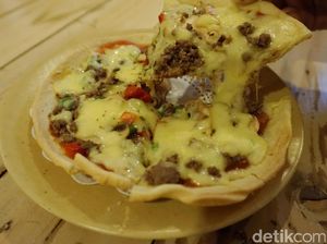 Noi Pizza: Krenyes Gurih Pizza Crispy Berlelehan Keju di Kafe Bergaya Inggris