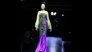 Foto: Raline Shah Selalu Cantik dengan Kain Indonesia Bahkan Saat Naik Bajaj