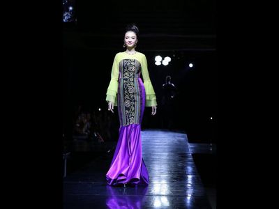 Foto: Raline Shah Selalu Cantik dengan Kain Indonesia Bahkan Saat Naik Bajaj