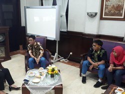 Saat Pelajar SMA Curhat ke Risma Soal Pengelolaan SMA/SMK