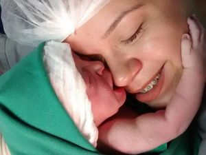 Menyentuh! Video Bayi Baru Lahir yang Peluk Wajah Ibunya