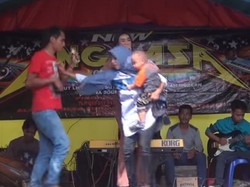 Terciduk! Asyik Joget Bareng Pedangdut, Pria Ini Kepergok Istri
