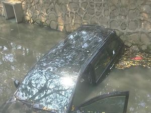 Avanza Tercebur ke Kali Cengkareng