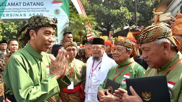 Foto: Ketika Jokowi Berpakaian Ala Pendekar