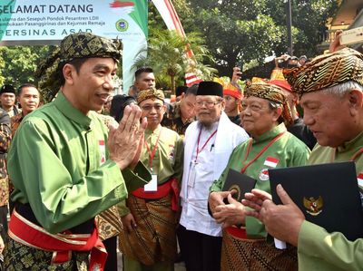 Foto: Ketika Jokowi Berpakaian Ala Pendekar