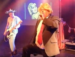 Penyanyi Punk Dideportasi Gara-gara Menirukan Presiden Trump