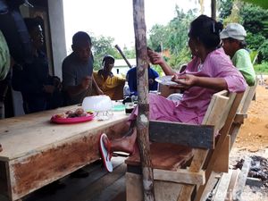 Video Gaya Santai Menteri Susi: Naik Motor dan Ngopi dari Piring