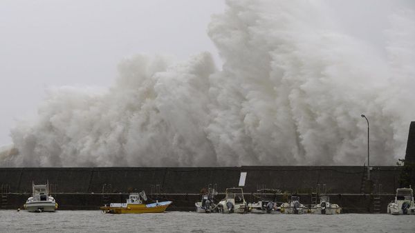 Foto: Ngeri! Begini Tinggi Gelombang Akibat Topan Noru di Jepang