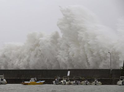 Foto: Ngeri! Begini Tinggi Gelombang Akibat Topan Noru di Jepang