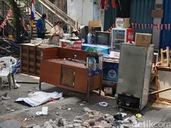 Razia Trotoar di Jakbar, Pangkalan Ojek Online dan Kios Dirobohkan